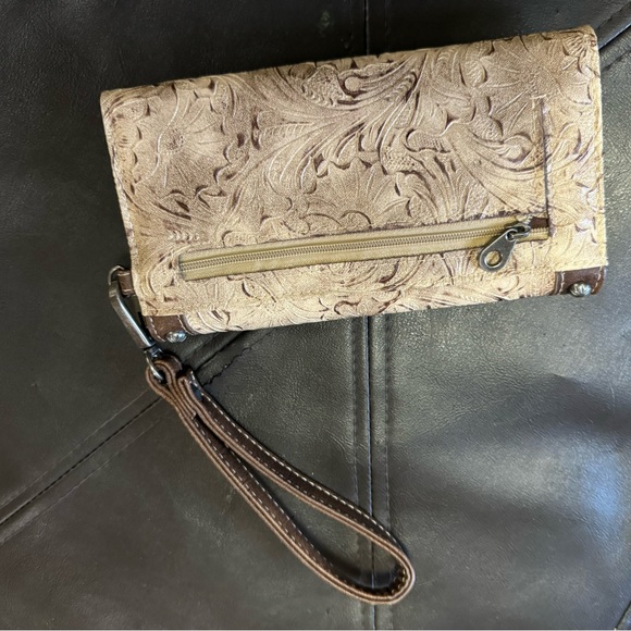 Brown and Tan Blazin Roxx wallet - Picture 5 of 5